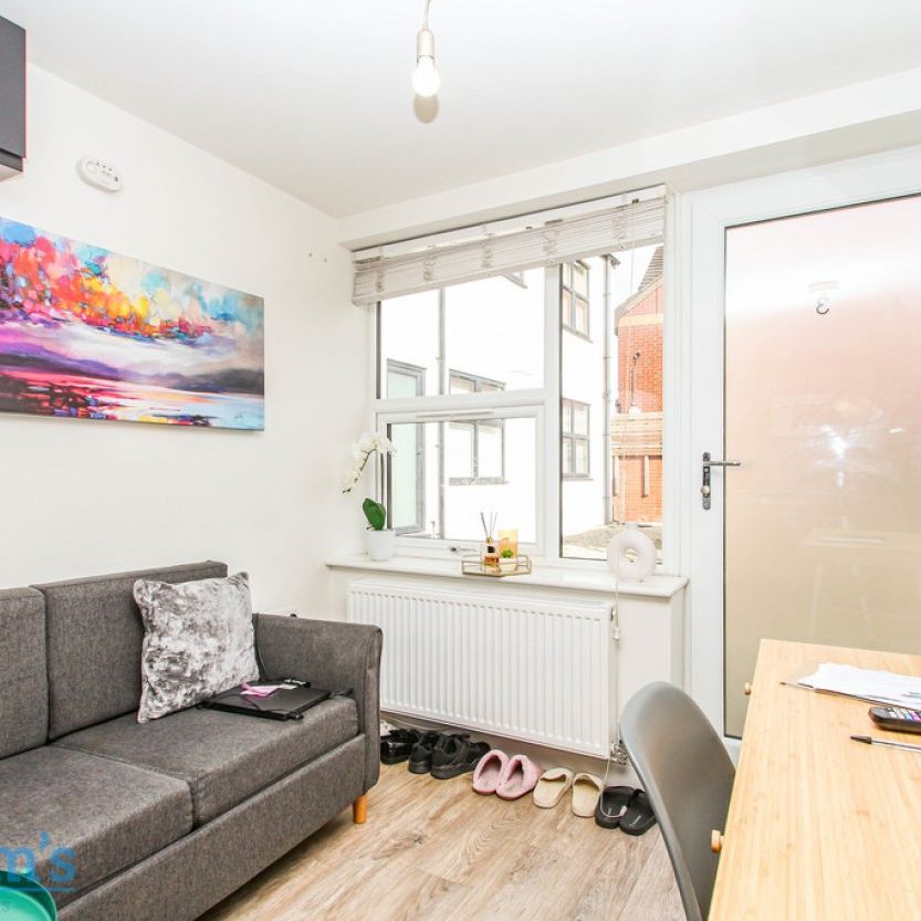 1 bed Apartment for Rent - Photo 1