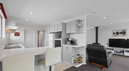 Warm & Welcoming Home in Bishopdale - Photo 3