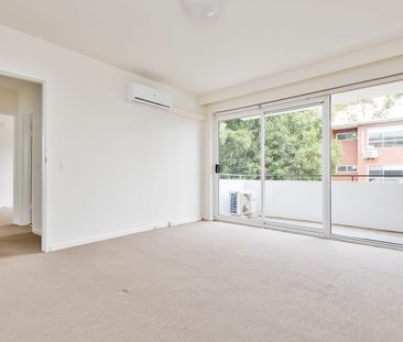 Charming Low-Maintenance 2-Bedroom Apartment in Prime Location - Photo 1