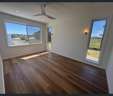 Brande New 5 Bedroom Home - Great Location! - Photo 2