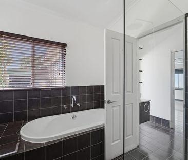 Spacious 4-Bedroom Home Close to Town & Park - Photo 4