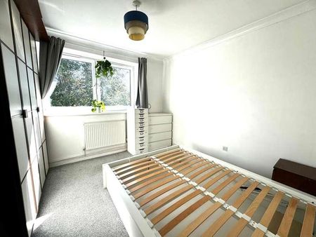 Three Bedroom Flat In The Heart Of Greenwich, SE10 - Photo 2