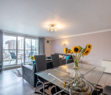 2 Bed Flat, Antilles Bay Apartments, E14 - Photo 1