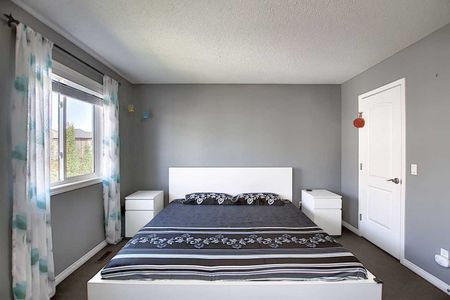 Spacious 4 Bed Home With Dual Primary Bedrooms!! - Photo 2