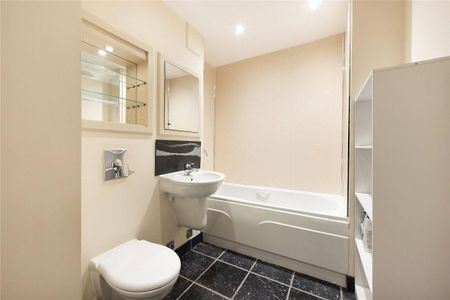 2 bedroom flat in London - Photo 5