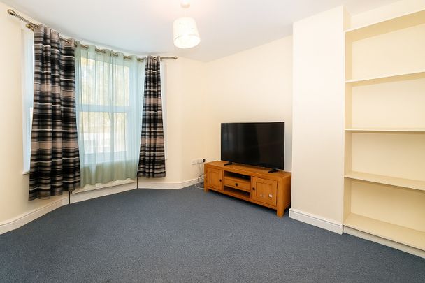 3 Bed Flat, Scotts Road, E10 - Photo 1