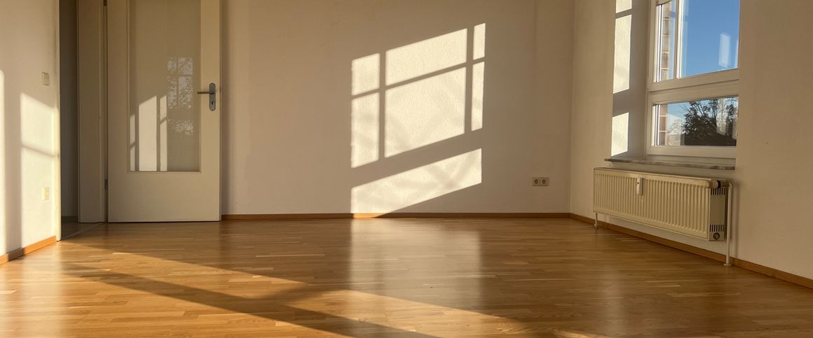 Schöne 2-Raum-Wohnung mit Balkon, Einbauküche, Parkett & Dusche. Mit Aufzug. Stellplatz möglich! - Photo 1