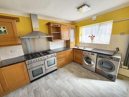 3 bedroom semi-detached house to rent - Photo 4