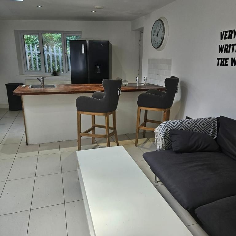 7 bedroom house share to rent - Photo 1