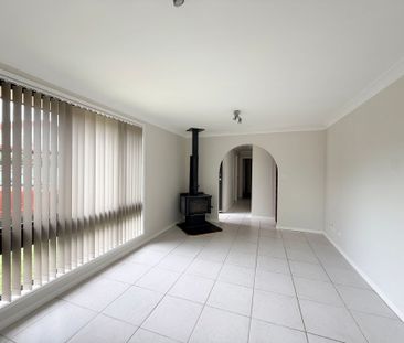 Spacious 3 Bedroom Family Home in Hassall Grove - Photo 2