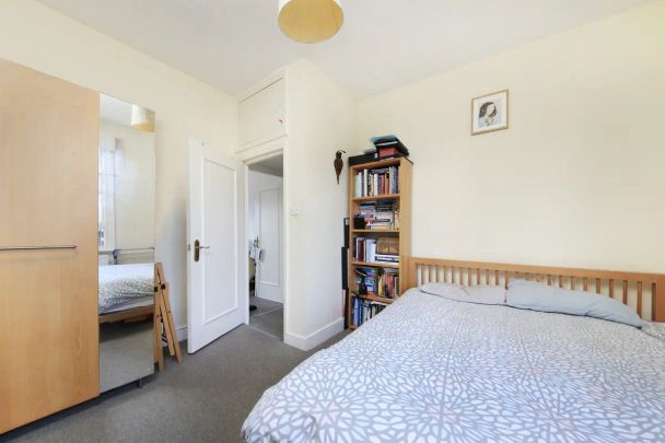 2 bedroom flat in Clapham - Photo 1