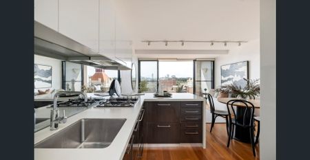 North facing split level apartment with district views - Photo 4