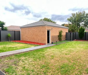 Perfectly positioned, three bedroom beauty! - Photo 6