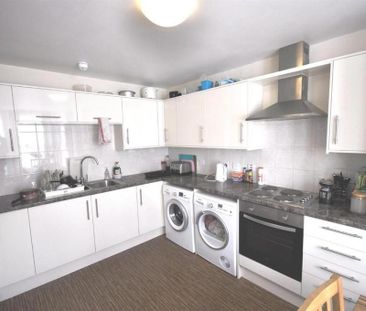 1 bedroom in a house share to rent - Photo 4