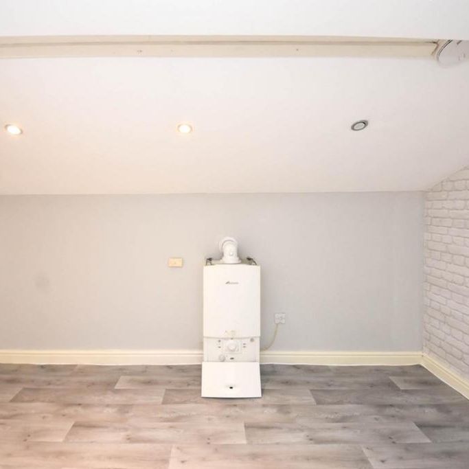 2 bedroom mews to rent - Photo 1