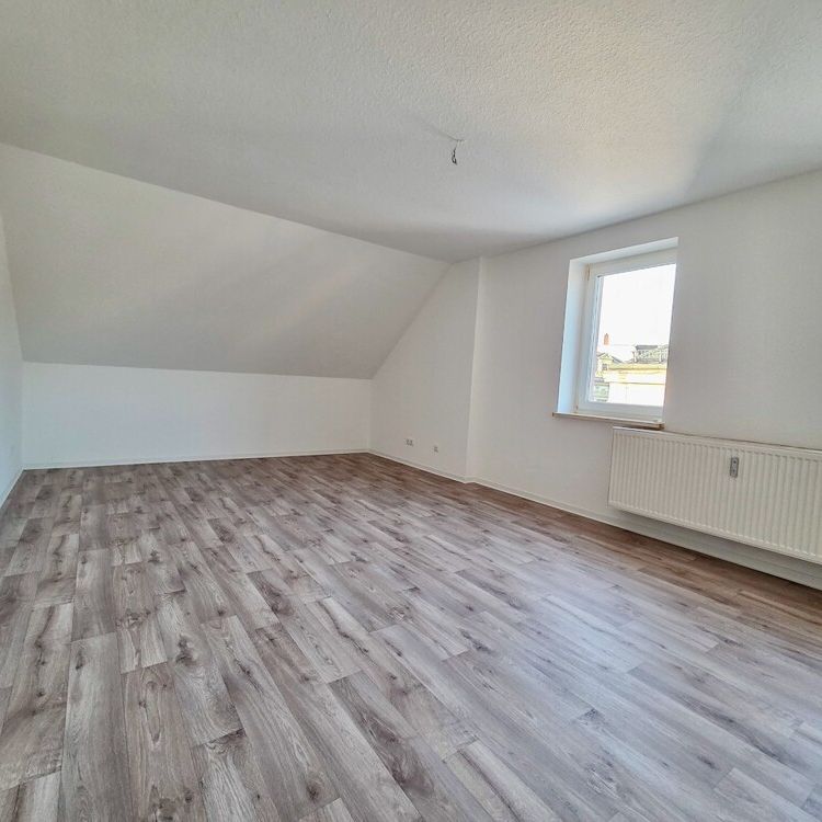 +++Komplettsanierung +++ Leben unterm Dach mit EBK und Eckbadewanne - Foto 1