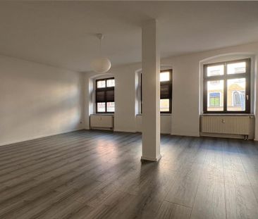 Großes Wohnzimmer mit dekorativer Säule... - Photo 1