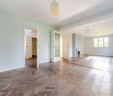 Five-bedroom versatile detached house with garage and storage. - Photo 4
