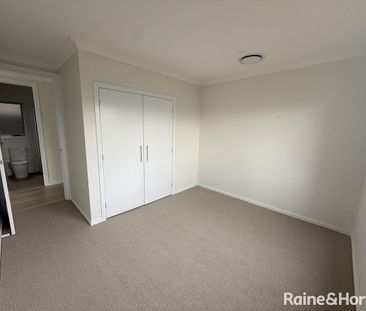 Modern Five-Bedroom Family Home - Photo 6