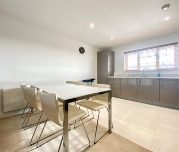 2 bedroom Flat in Saxons Court, Wokingham - Photo 3