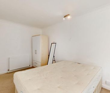 2 Bedroom, 1 bath, 1 reception Flat - Photo 2