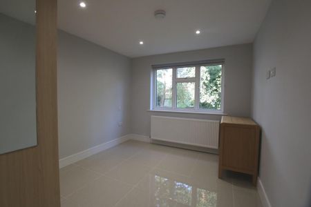 3 bedroom flat to rent - Photo 4