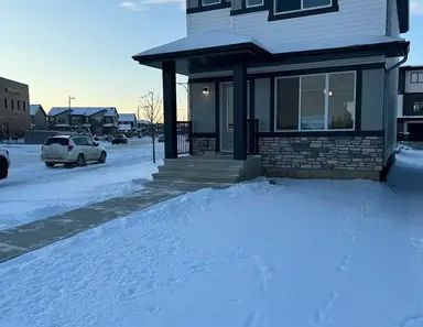 Almost brand new corner home (3 beds + den) immediatly available for rent | Edmonton - Photo 1