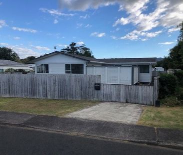 Charming 3-Bedroom House in Auckland's Henderson A - Photo 1