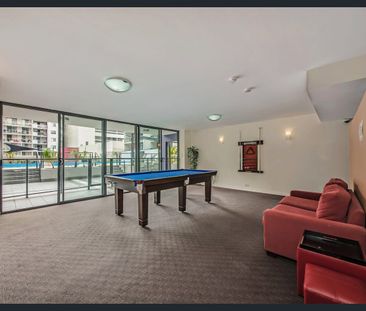 Spacious Furnished Apartment with Private Courtyard - Photo 5