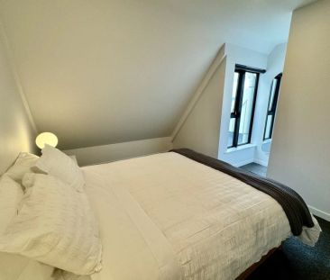 Stylish Split Two Level Apartment - Photo 3