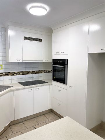 SPACIOUS 3 BEDROOM UNIT JUST MINUTES FROM SOUTHPORT CBD - Photo 4