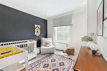 A beautifully presented five bedroom family home on a popular road in Wandsworth. - Photo 5
