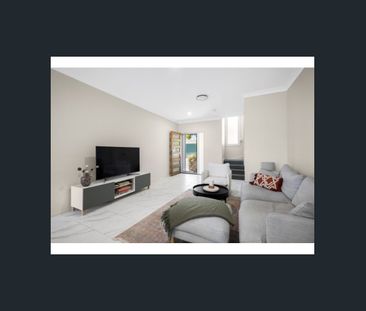 Biiiiig three bedroom, two bathroom townhouse with ducted air condi... - Photo 2