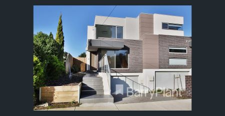 Elegant four bedroom home with premium finishes - Photo 4