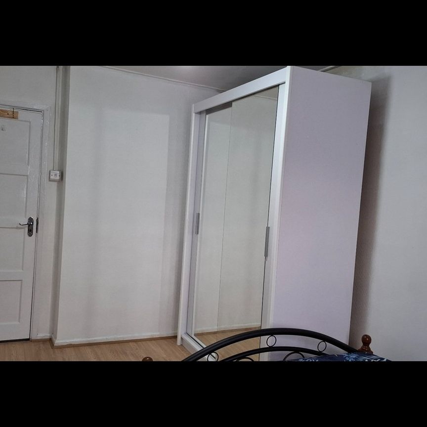 Room in a Shared Flat, St Anns.Barking, IG11 - Photo 1