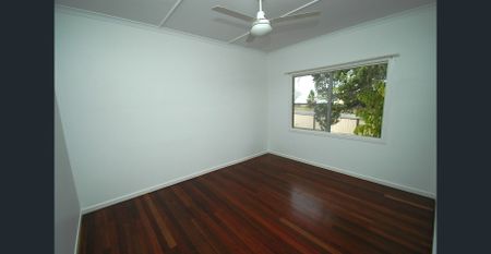 SHORT WALK TO HINKLER PLACE, PUBLIC TRANSPORT & BUNDABERG CBD - Photo 3