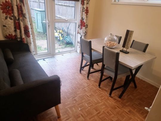 Room in a Shared Flat, Lairdale Close, SE21 - Photo 1