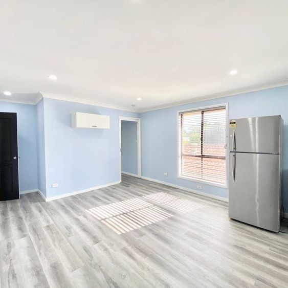 ONE BEDROOM GRANNY FLAT UPSTAIRS ABOVE GARAGE - WATER USAGE INCLUDED !! - Photo 1