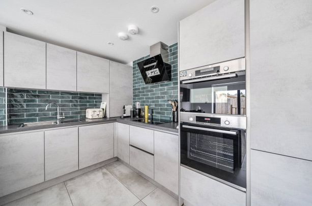 4 bedroom semi detached to rent - Photo 1