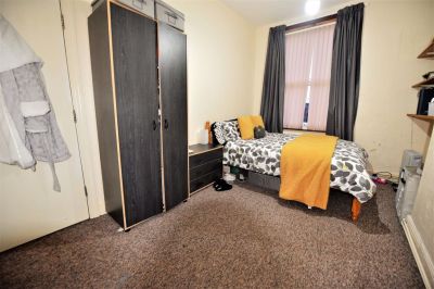 4 bedroom House in Cardigan Lane, Leeds - Photo 2