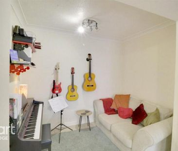 4 bedroom end of terrace house to rent - Photo 1