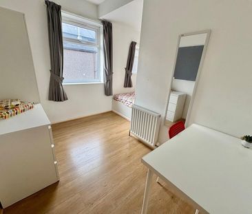 5 Bed Terraced House, Pomona Street, S11 - Photo 3