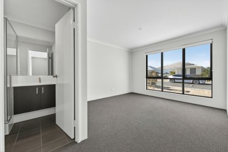 Band New Three Bedroom Dual Living Property! - Photo 4