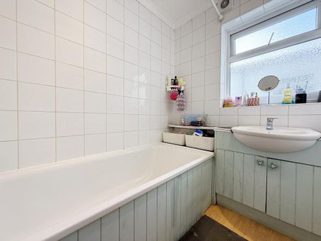 1 bedroom in a house share to rent - Photo 3