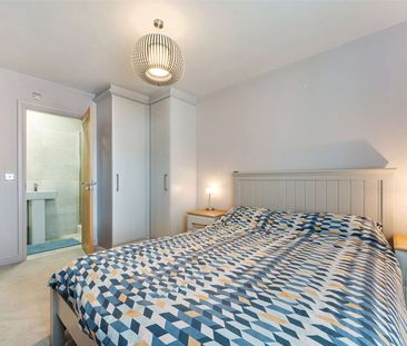 Stunning fully furnished first floor apartment with secure parking ... - Photo 3