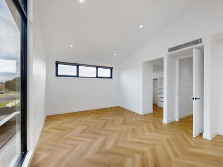 Refined Style - Photo 4