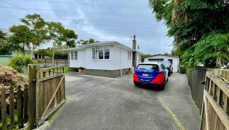 Lovely 3 Bedroom House with Garage - Photo 3