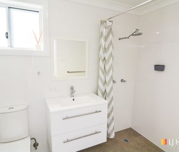 IMMACULATE FAMILY HOME - Photo 6