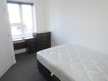 1 bedroom in a flat share to rent - Photo 2