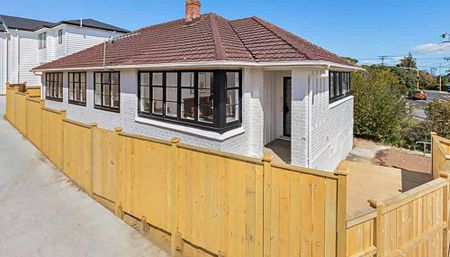 Charming 4BR Home on BlockhouseBay road - Photo 2